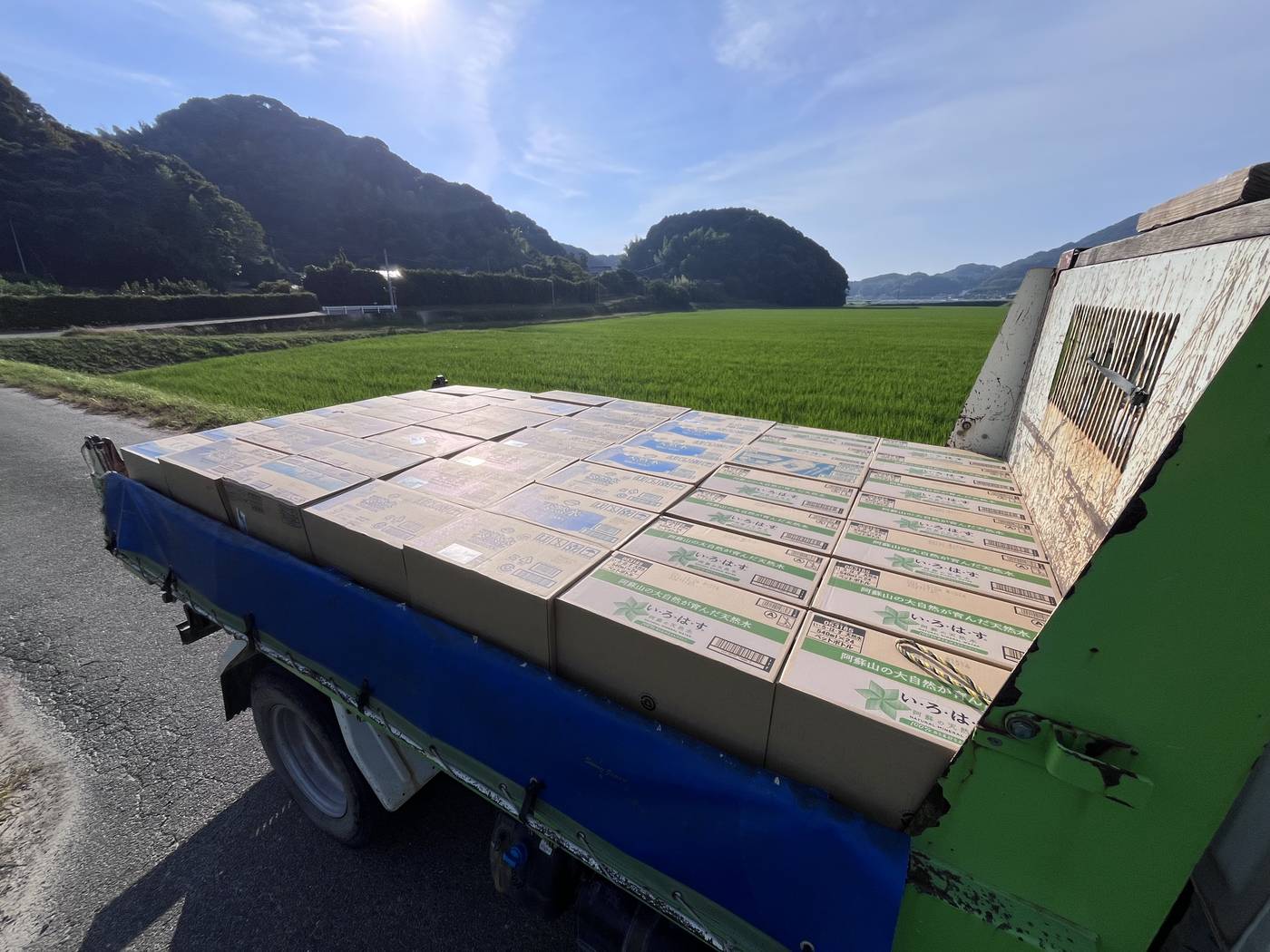 トラックの荷台に積み込んだ水の段ボール